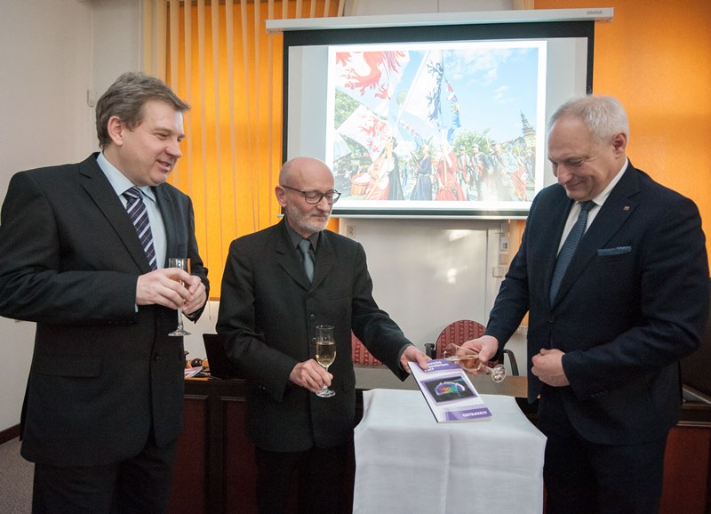 Autor kalendária Martin Juřica, Antonín Barcuch z Archivu města Ostravy a náměstek primátora Zbyněk Pražák (zprava) křtí Kalendárium. Foto: Lukáš Kaboň